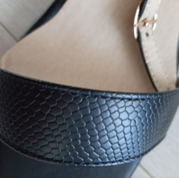 Sandals - Picture 3 of 4